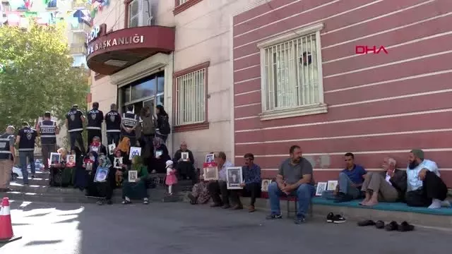 Diyarbakır hdp önündeki eylemde 35'inci gün Diyarbakır hdp önündeki eylemde 35'inci gün
