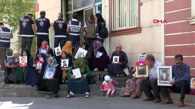 Diyarbakır hdp önündeki eylemde 35'inci gün Diyarbakır hdp önündeki eylemde 35'inci gün