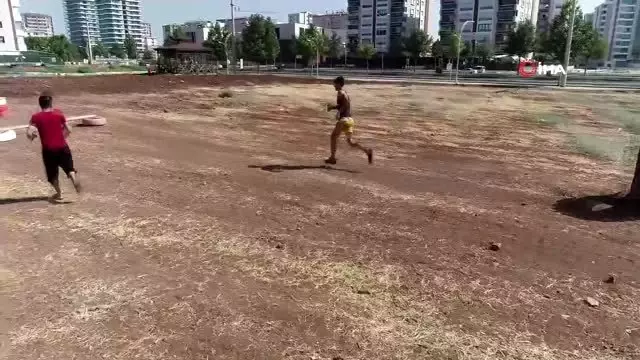 Diyarbakırlı Serkan şehrin ortasında 'Survivor parkuru' kurdu, Acun Ilıcalı'nın sesini duymasını... Diyarbakırlı Serkan şehrin ortasında 'Survivor parkuru' kurdu, Acun Ilıcalı'nın sesini duymasını...
