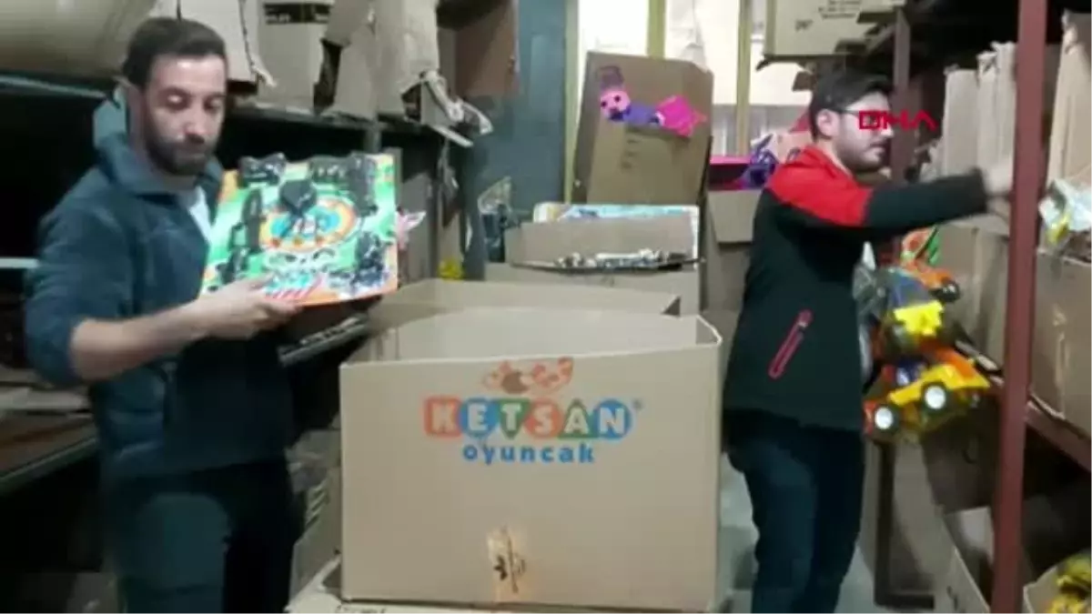 Erzurum cami hoparlöründen anons etti, çocuklara oyuncak dağıttılar