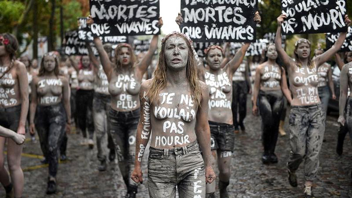 Femen üyeleri Fransa'da bu yıl öldürülen 114 kadın için protesto düzenledi