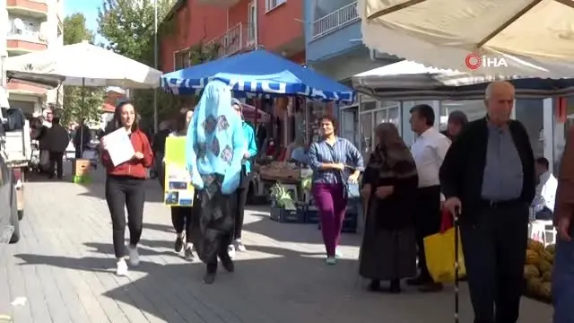 Giydikleri poşetten kostümle poşetin zararlarını anlattılar