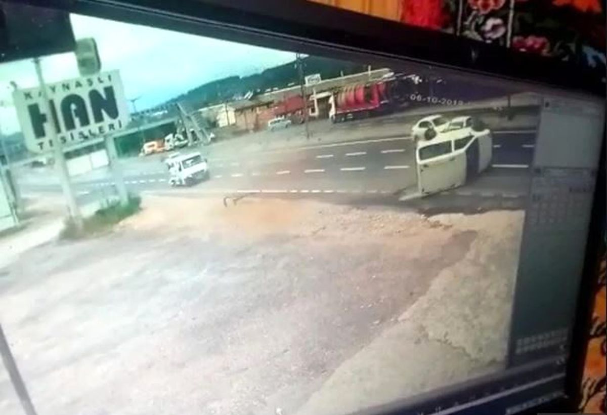 Makas atmaya çalışan sürücü zincirleme kazaya neden oldu