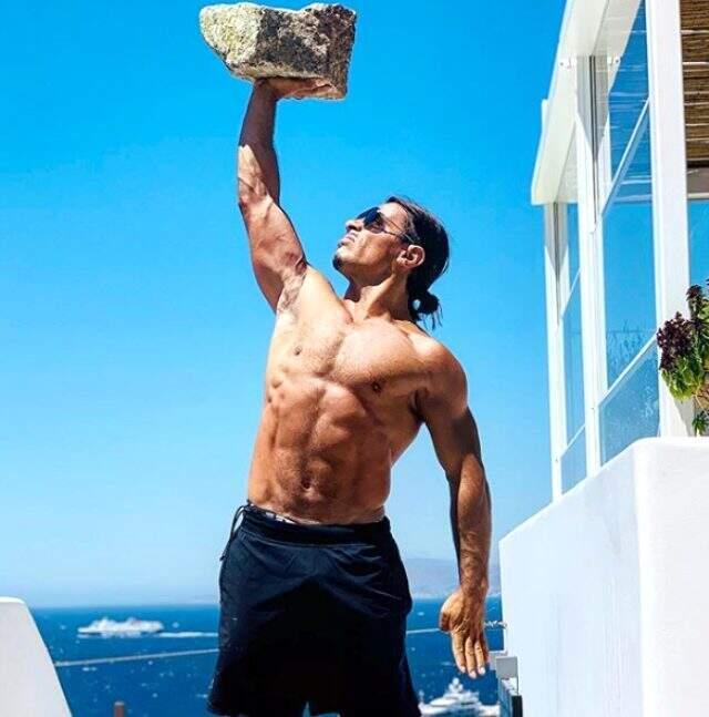 Nusret Gökçe'nin büyük ayakkabıları Instagram'da gündem oldu