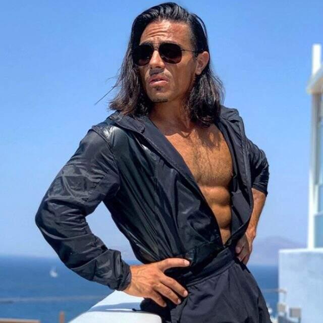 Nusret Gökçe'nin büyük ayakkabıları Instagram'da gündem oldu