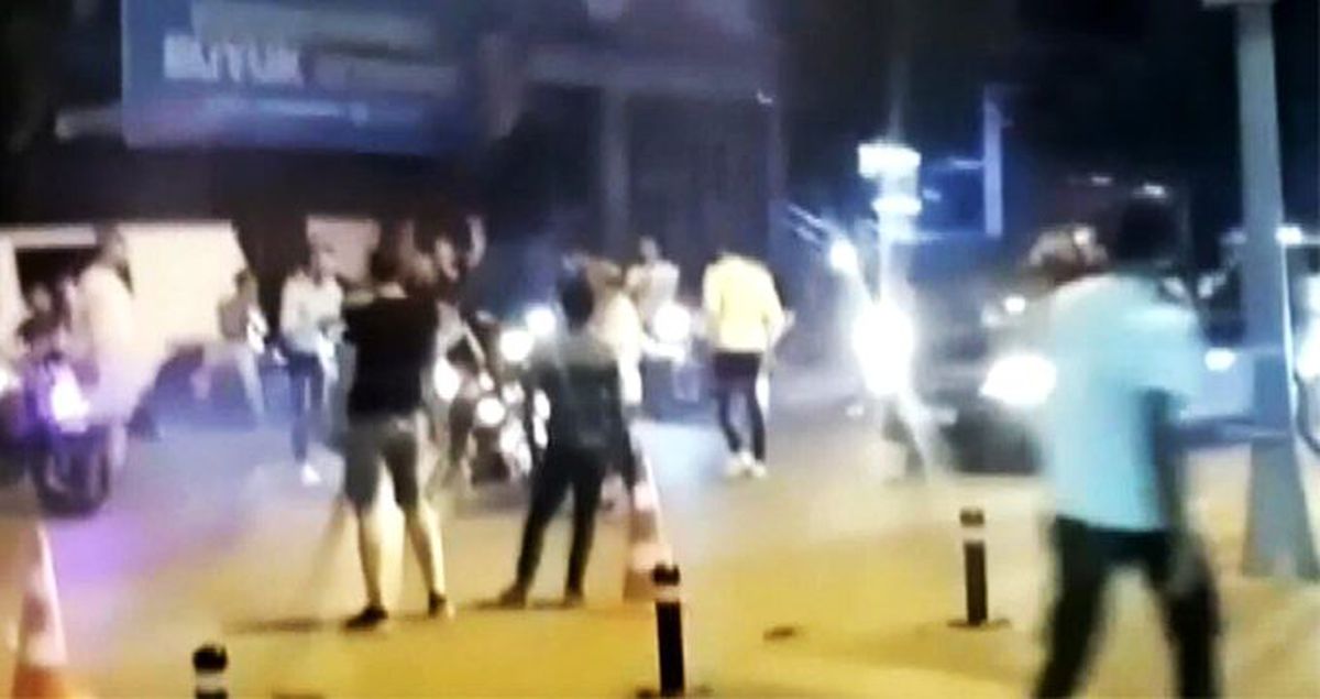 Sefaköy'de yol kapatıp havaya ateş açtılar