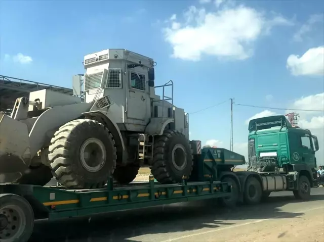 Suriye sınırına iş makinesi sevkiyatı yapıldı Suriye sınırına iş makinesi sevkiyatı yapıldı