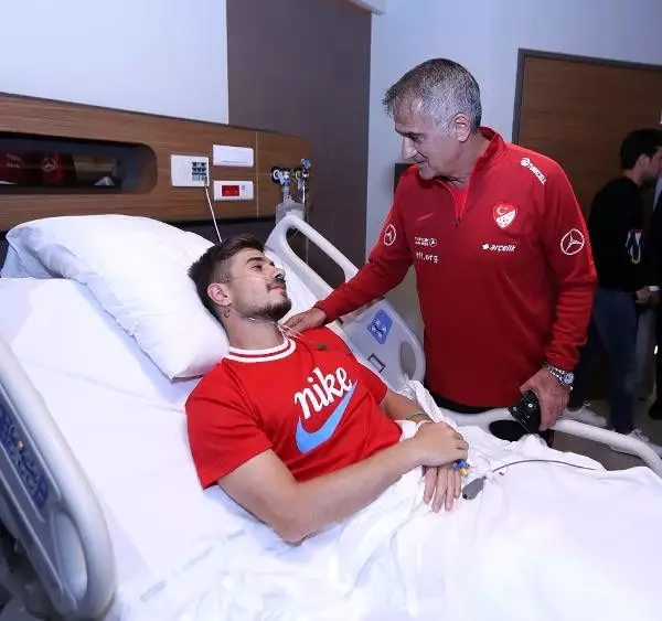 A milli takım, dorukhan toköz'ü hastanede ziyaret etti A milli takım, dorukhan toköz'ü hastanede ziyaret etti