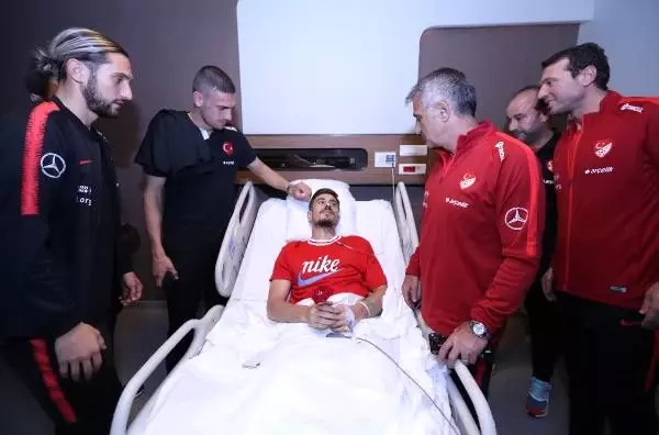 A milli takım, dorukhan toköz'ü hastanede ziyaret etti A milli takım, dorukhan toköz'ü hastanede ziyaret etti