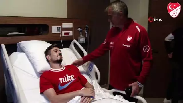 A Milli Takım heyetinden Dorukhan Toköz'e ziyaret A Milli Takım heyetinden Dorukhan Toköz'e ziyaret