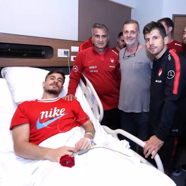 A Milli Takım heyetinden Dorukhan Toköz'e ziyaret A Milli Takım heyetinden Dorukhan Toköz'e ziyaret