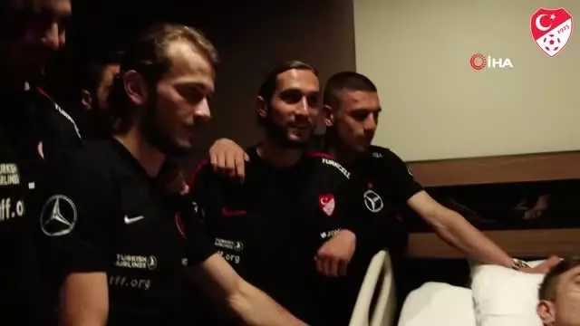 A Milli Takım heyetinden Dorukhan Toköz'e ziyaret A Milli Takım heyetinden Dorukhan Toköz'e ziyaret