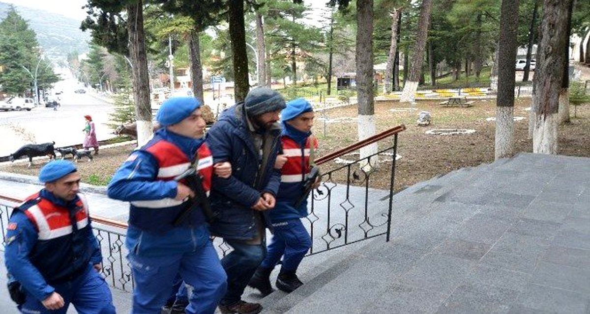 Annesini öldürüp 'Paralel evrende bir şey olmuştur' diyen caniye müebbet hapis verildi