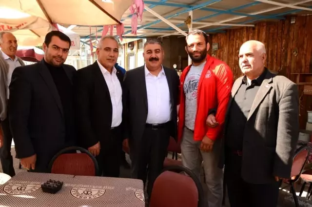 Başkan Sunar, esnafla bir araya geldi Başkan Sunar, esnafla bir araya geldi