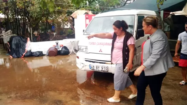Bodrum'daki sağanak sonrası ekipler seferber oldu Bodrum'daki sağanak sonrası ekipler seferber oldu