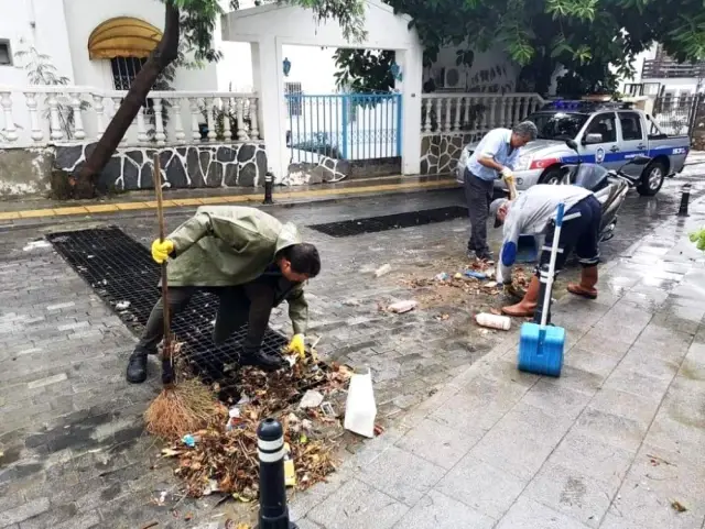 Bodrum'daki sağanak sonrası ekipler seferber oldu Bodrum'daki sağanak sonrası ekipler seferber oldu