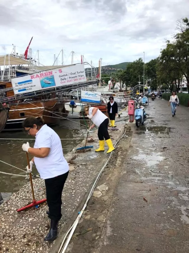 Bodrum'daki sağanak sonrası ekipler seferber oldu Bodrum'daki sağanak sonrası ekipler seferber oldu