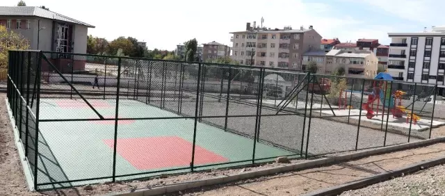 Büyükşehir Yunus Emre Mahallesi'ne park yaptı Büyükşehir Yunus Emre Mahallesi'ne park yaptı