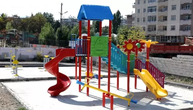 Büyükşehir Yunus Emre Mahallesi'ne park yaptı Büyükşehir Yunus Emre Mahallesi'ne park yaptı
