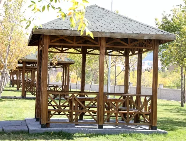 Büyükşehir Yunus Emre Mahallesi'ne park yaptı Büyükşehir Yunus Emre Mahallesi'ne park yaptı