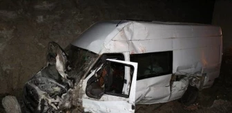 Çankırı'da minibüs ile traktör çarpıştı: 3 yaralı
