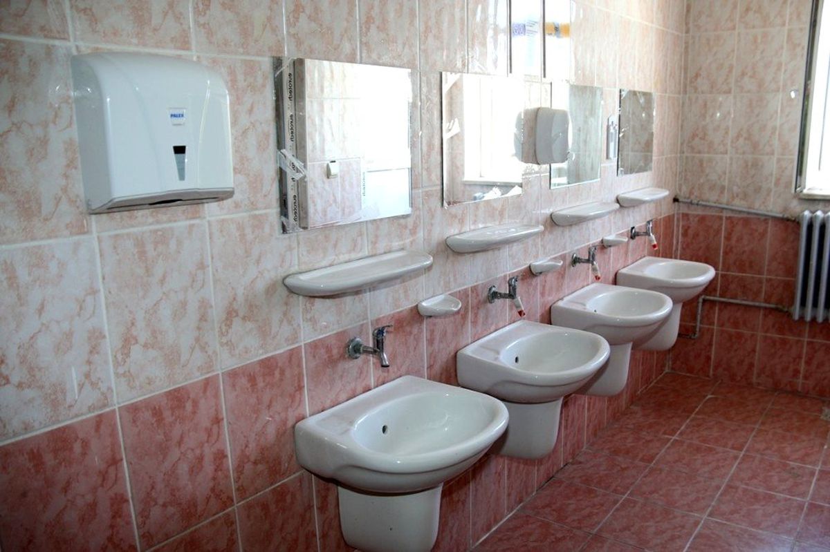 Edremit'te tehlike saçan okul lavaboları baştan sona yenilendi