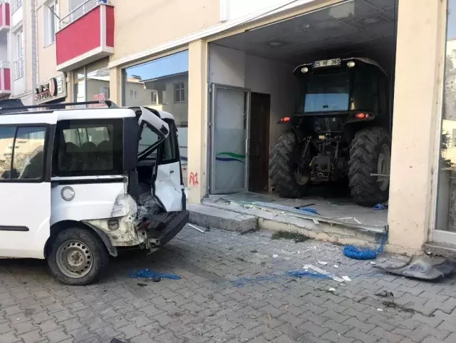 Erzurum'da traktör işyerine girdi
