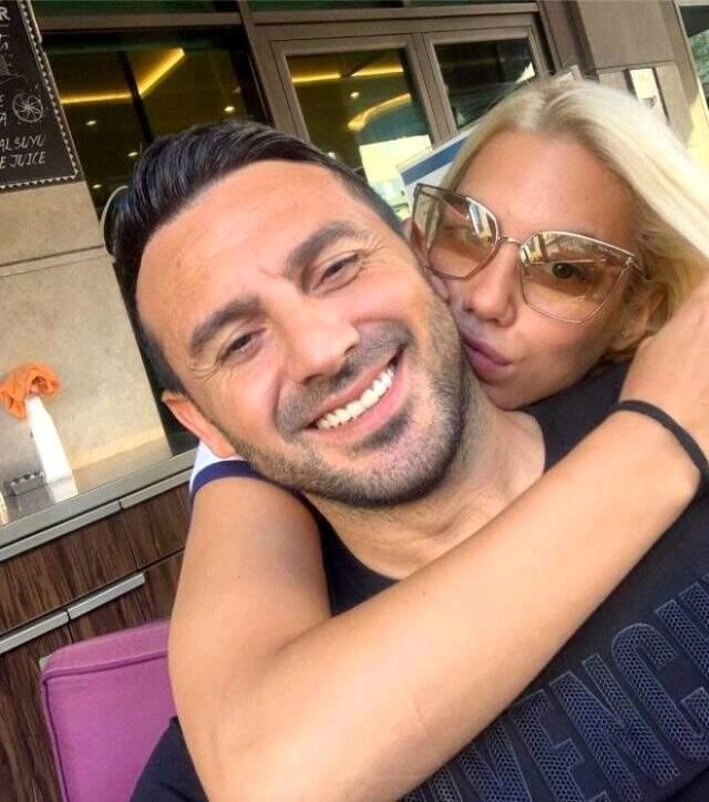 Eski futbolcu Ahmet Dursun ve Asena Demirbağ'ın düğününe ünlü isimler akın etti