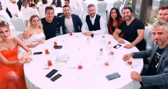 Eski futbolcu Ahmet Dursun ve Asena Demirbağ'ın düğününe ünlü isimler akın etti Eski futbolcu Ahmet Dursun ve Asena Demirbağ'ın düğününe ünlü isimler akın etti