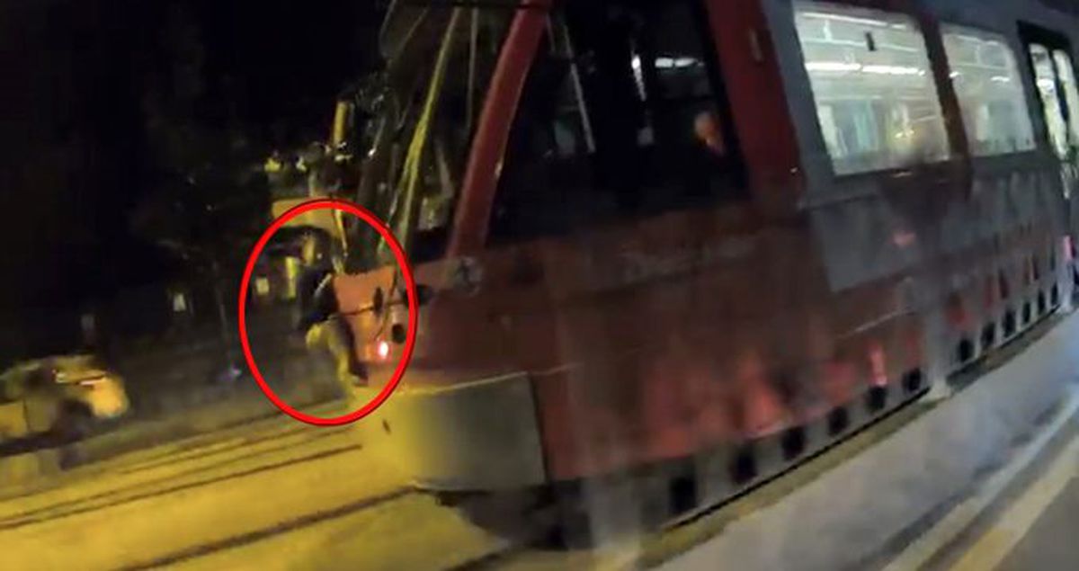 İstanbul'un göbeğinde, küçük çocuğun tramvaya asıldığı korkunç anlar kamerada!