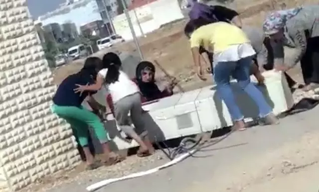 Kaçak elektrik için bu kez panoyu söktüler Kaçak elektrik için bu kez panoyu söktüler