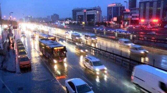 Meteoroloji, İstanbul'daki sağanak yağışın akşam saatlerine kadar süreceğini duyurdu