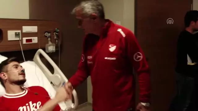 Milli takımdan Dorukhan Toköz'e geçmiş olsun ziyareti Milli takımdan Dorukhan Toköz'e geçmiş olsun ziyareti