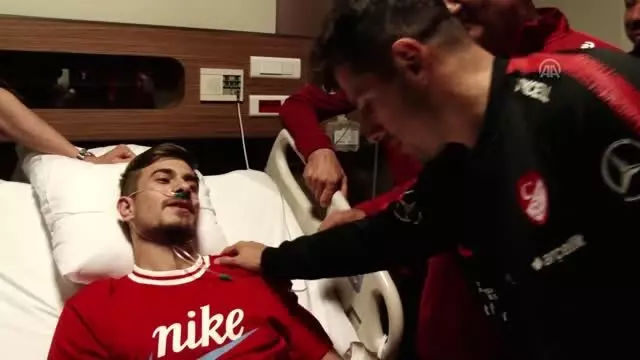 Milli takımdan Dorukhan Toköz'e geçmiş olsun ziyareti Milli takımdan Dorukhan Toköz'e geçmiş olsun ziyareti