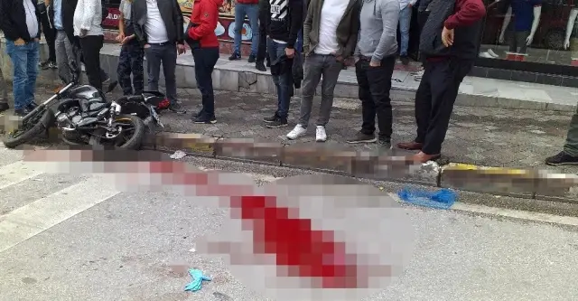 Motosiklet sürücüsünün ayağının koptuğu kazanın görüntüleri ortaya çıktı Motosiklet sürücüsünün ayağının koptuğu kazanın görüntüleri ortaya çıktı