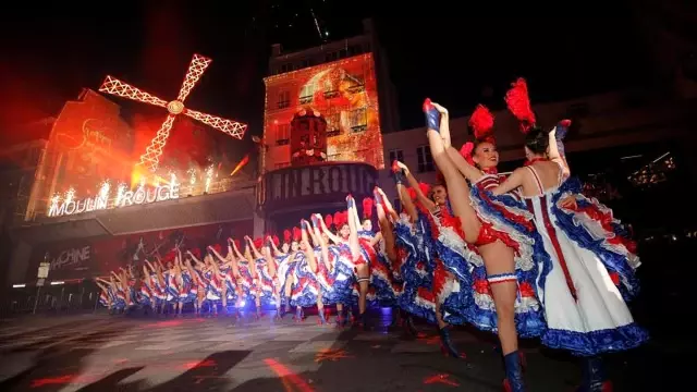 Moulin Rouge 130. yılında sokağa taştı: Kankan dansıyla yıl dönümü kutlandı Moulin Rouge 130. yılında sokağa taştı: Kankan dansıyla yıl dönümü kutlandı