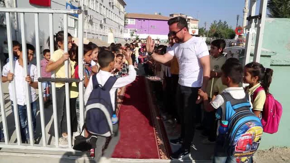 Öğrencileri 'Kırmızı Halı' sererek karşıladı