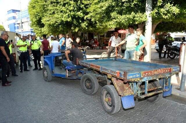 Önü otomobil, arkası at arabası olan araç trafikten men edildi