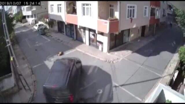 Otomobiliyle köpeği ezdi, hiçbir şey olmamış gibi yoluna devam etti