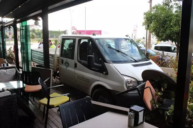 Otomobille çarpışan kamyonet pastane bahçesine girdi