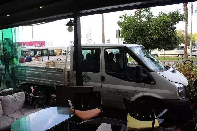 Otomobille çarpışan kamyonet pastane bahçesine girdi