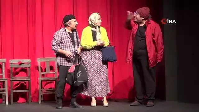 Oyunu izlemeye geldiler, kendilerini sahnede buldular Oyunu izlemeye geldiler, kendilerini sahnede buldular