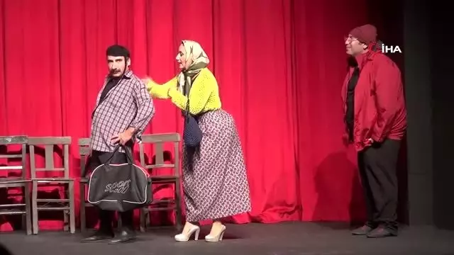 Oyunu izlemeye geldiler, kendilerini sahnede buldular Oyunu izlemeye geldiler, kendilerini sahnede buldular