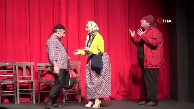 Oyunu izlemeye geldiler, kendilerini sahnede buldular Oyunu izlemeye geldiler, kendilerini sahnede buldular