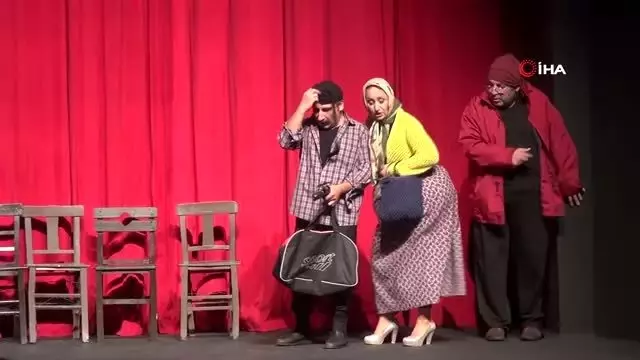 Oyunu izlemeye geldiler, kendilerini sahnede buldular Oyunu izlemeye geldiler, kendilerini sahnede buldular