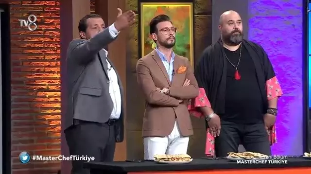 Şef Mehmet Yalçınkaya, jürinin kararını sorgulayan yarışmacı Mustafa'yı stüdyodan kovdu Şef Mehmet Yalçınkaya, jürinin kararını sorgulayan yarışmacı Mustafa'yı stüdyodan kovdu