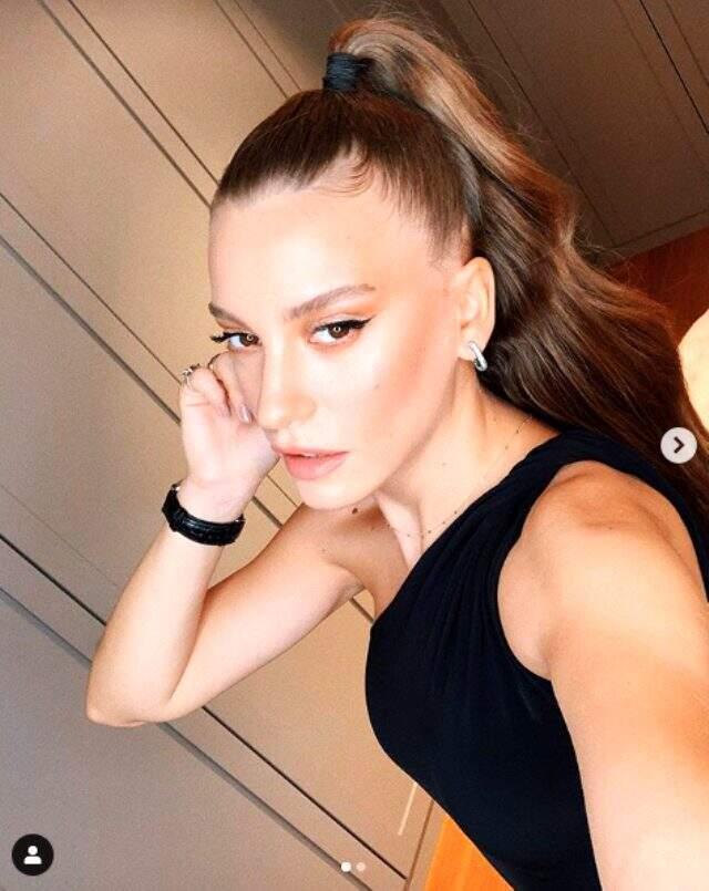 Serenay Sarıkaya dekolteli fotoğrafıyla mest etti