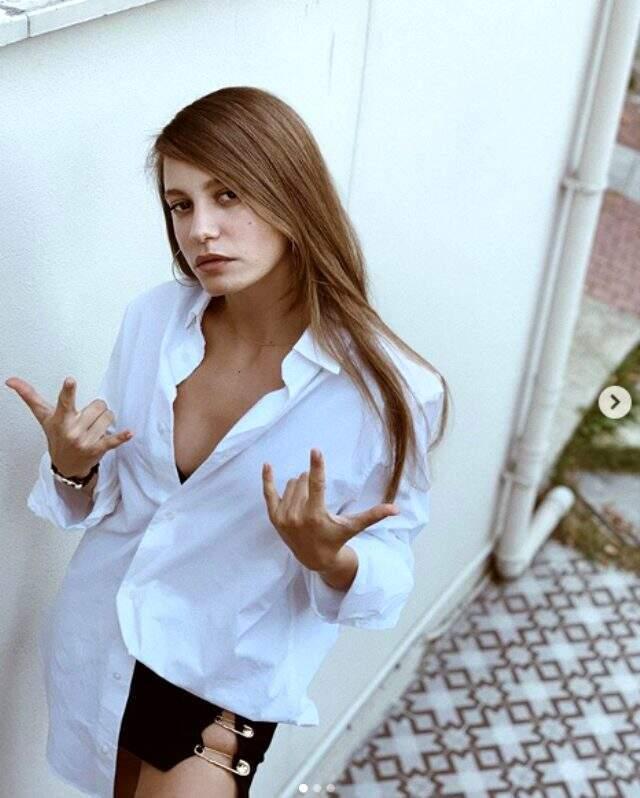 Serenay Sarıkaya dekolteli fotoğrafıyla mest etti