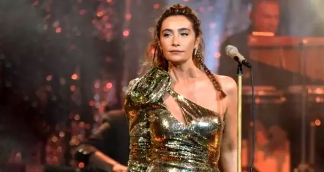 Sıla, konserinde bir hayranı 'Ahey ahey' diye bağırınca şarkısını yarıda keserek kahkaha attı
