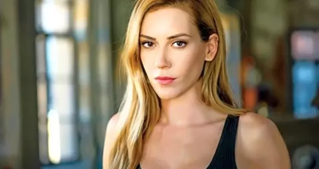 Sinem Kobal mini elbisesiyle bacak şov yaptı Sinem Kobal mini elbisesiyle bacak şov yaptı